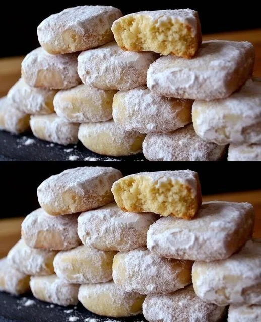 Biscotti delicati appena sfornati in una dolce composizione