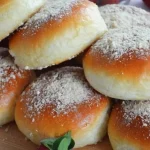 Buns ripieni di fragole con croccante su un piatto decorato