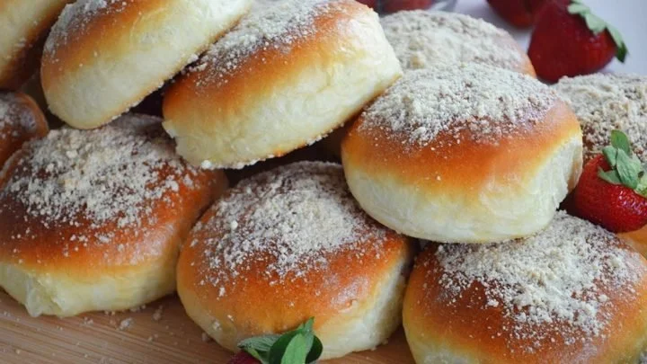 Buns ripieni di fragole con croccante su un piatto decorato