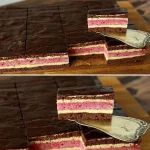 Fetta di torta al cioccolato con fragole fresche sopra
