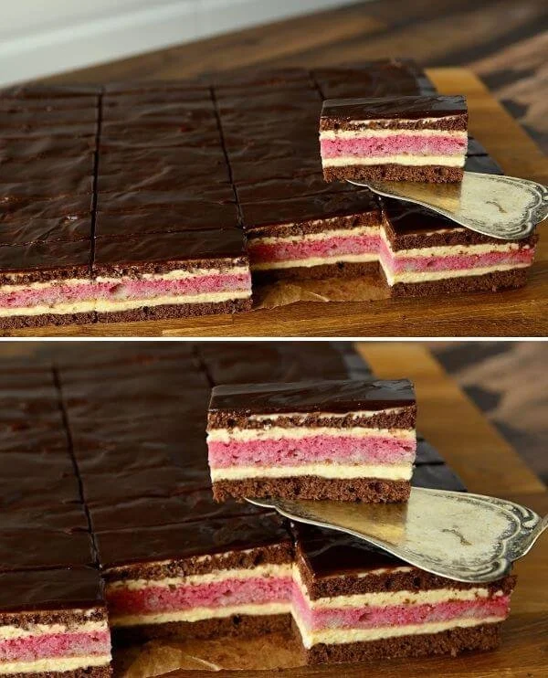 Fetta di torta al cioccolato con fragole fresche sopra