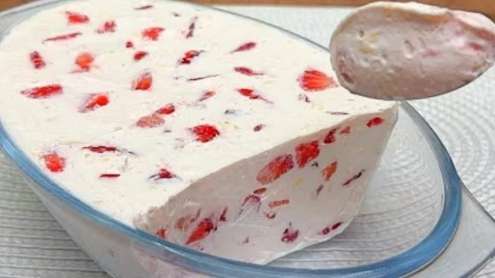 Crema di gelato di fragole fresca e gustosa in una coppa