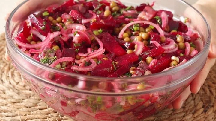 Insalata di barbabietola e aringa con ingredienti freschi e colorati