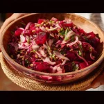 Insalata di barbabietola e aringa servita in un piatto elegante
