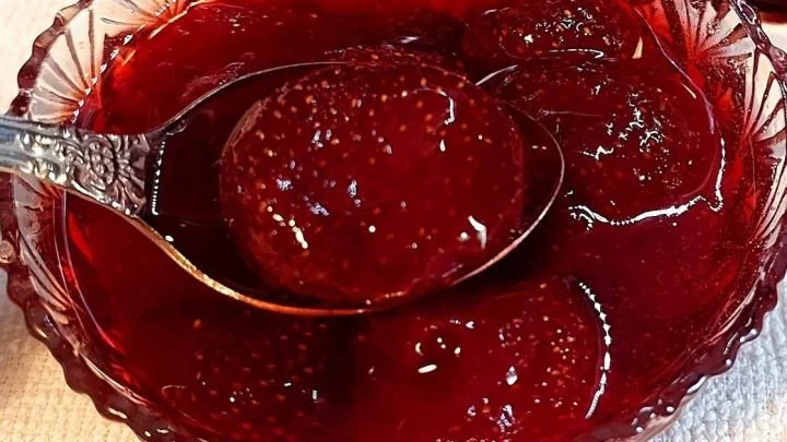 Barattolo di marmellata di fragole fresca ideale per colazioni golose