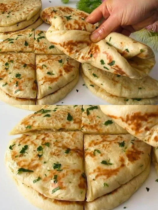 Pane turco senza forno appena sfornato con ingredienti freschi