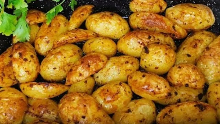 Patate al forno con peperoni e aglio appena sfornate e pronte da servire.