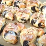 Rotoli fatti in casa con semi di papavero per una deliziosa esperienza culinaria.
