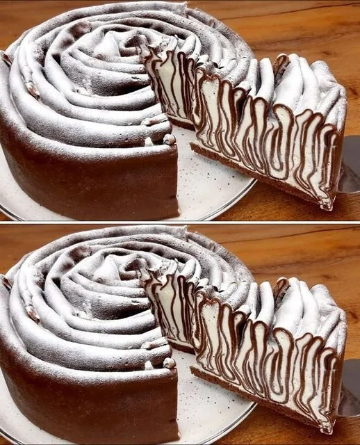 Torta a strati con crepes e crema, dessert elegante e delizioso.