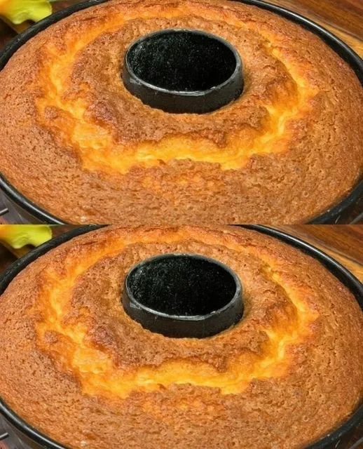 Deliziosa Torta al Limone decorata con fettine di limone e zucchero a velo.
