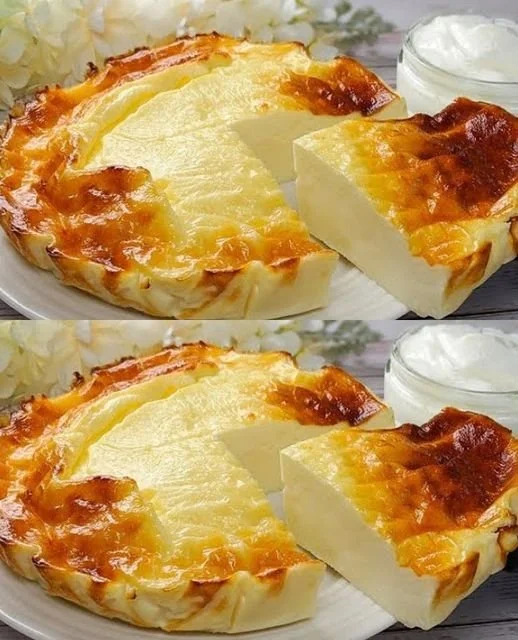 Deliziosa torta allo yogurt pronta da servire con frutta fresca