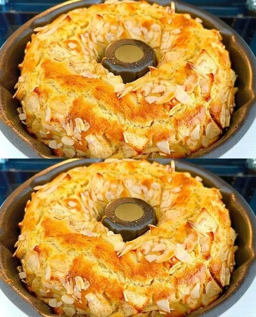 Fetta di Torta di Mele servita su un piatto bianco con decorazione di mele