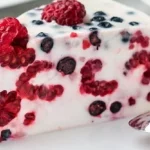Torta di panna acida con frutti di bosco freschi e colorati