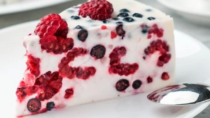 Torta di panna acida con frutti di bosco freschi e colorati