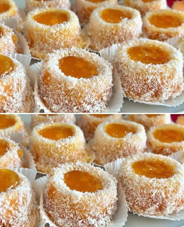 Tortine di Marmellata e Cocco appena sfornate con una guarnizione deliziosa