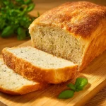 Pane fatto in casa profumato appena sfornato con crosta dorata