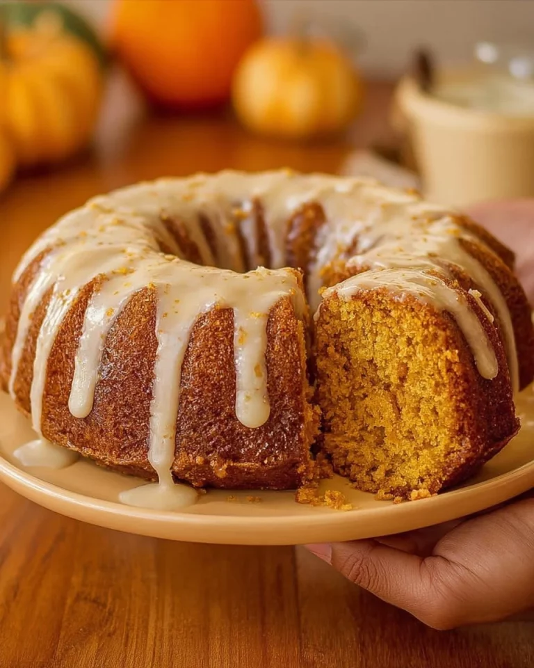 Torta di zucca veloce servita con una spolverata di zucchero a velo.
