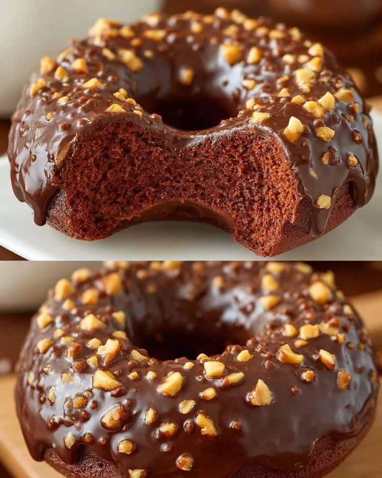 Ciambelle di cioccolato senza cottura su un piatto decorativo.