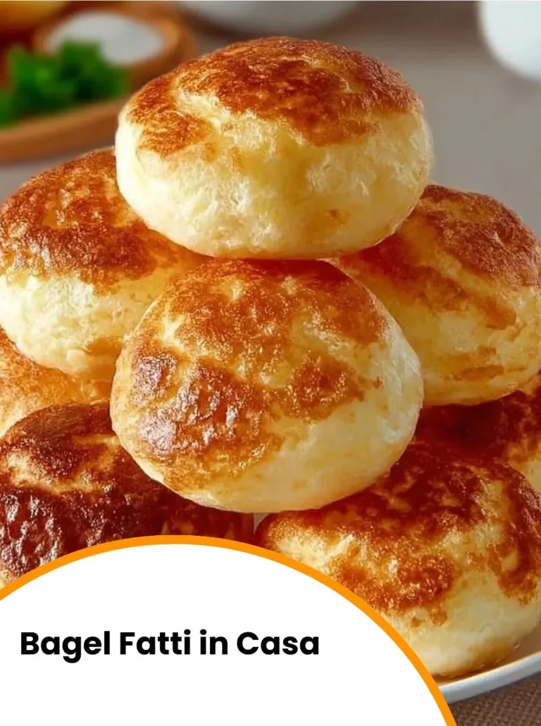 Bagel freschi fatti in casa, pronti per essere gustati con vari condimenti.