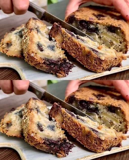 Dessert sano di avena, mela e mirtilli in una ciotola