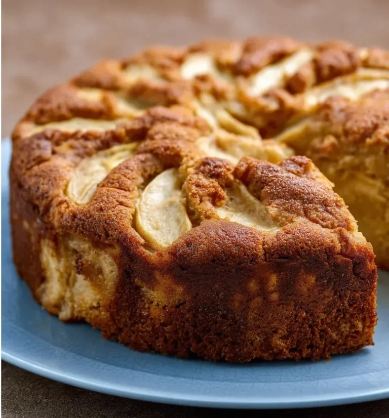 Torta di mele con farina di castagne appena sfornata