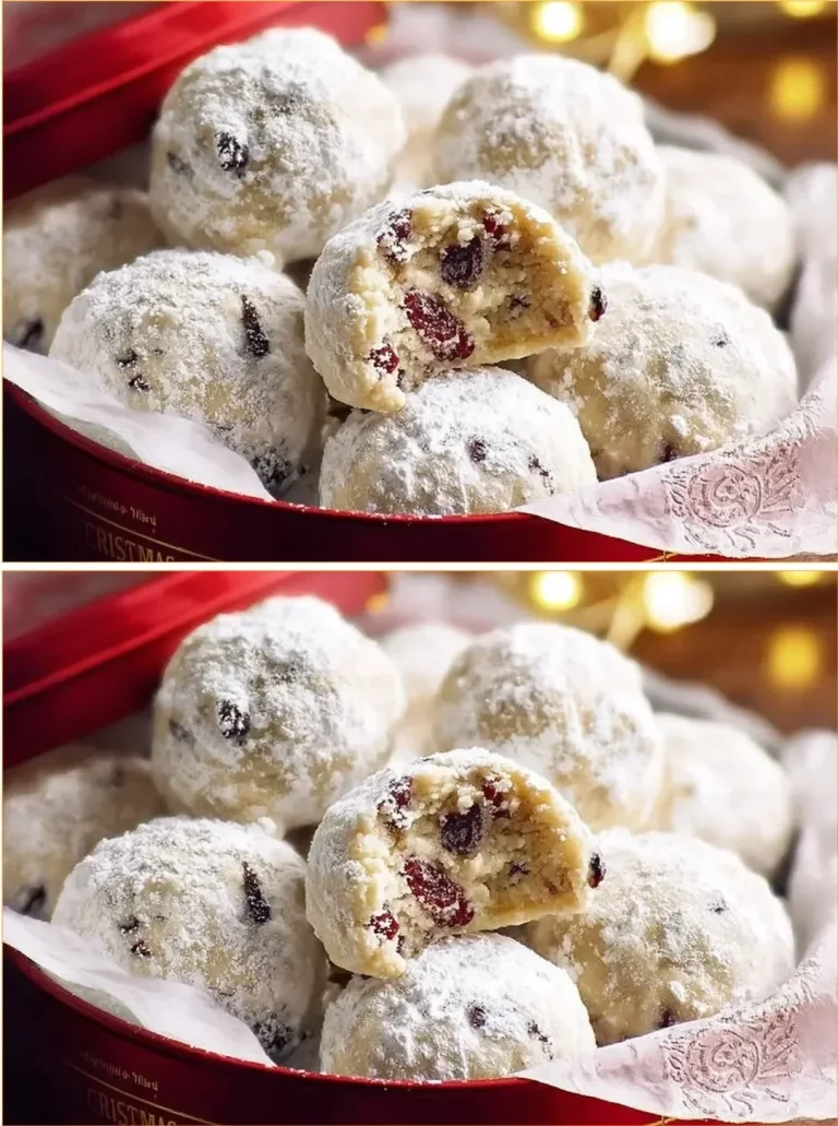 Biscotti di Neve con mirtilli rossi e arancia su un piatto bianco