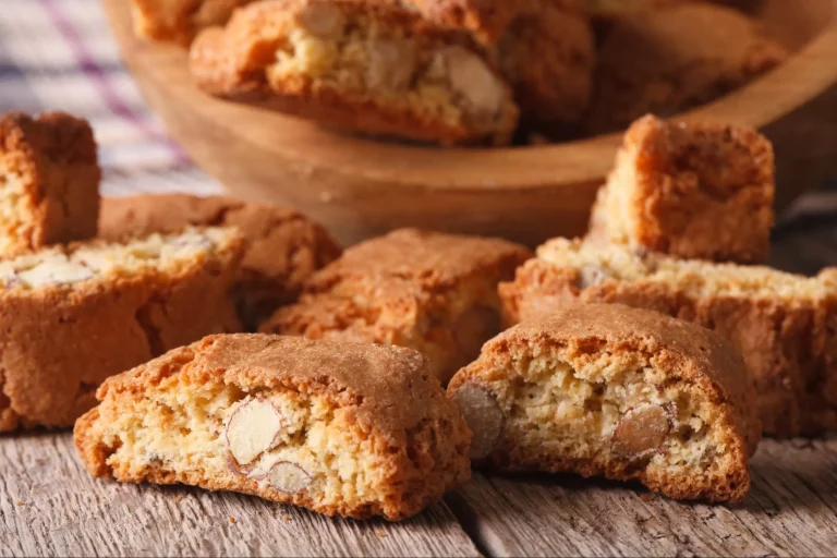 Cantucci toscani croccanti serviti con un bicchiere di vin santo