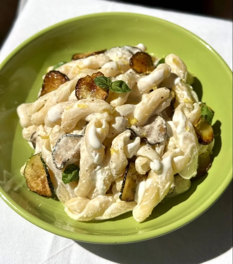 Pasta con crema di ricotta e zucchine