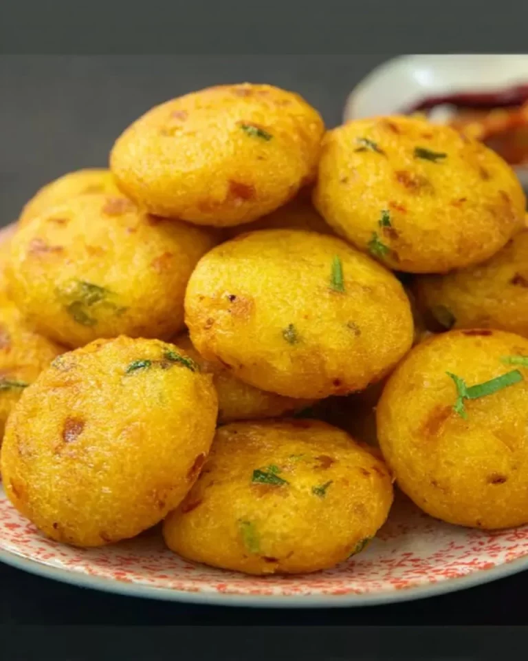 Polpette di patate dorate e saporite pronte per essere servite