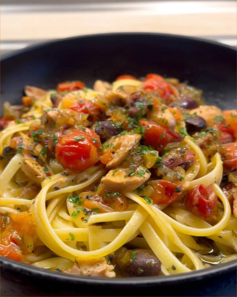 Pasta con tonno fresco, melanzane e pomodorini in un piatto gustoso