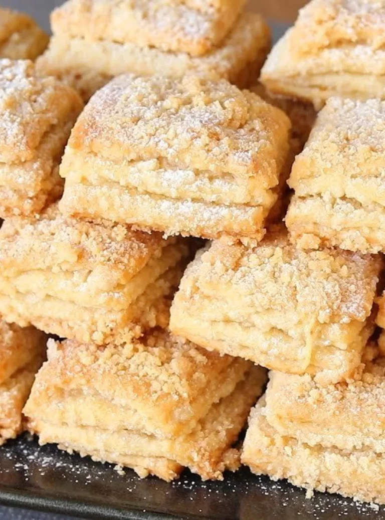 Biscotti di pasta sfoglia freschi e fragranti su un piatto