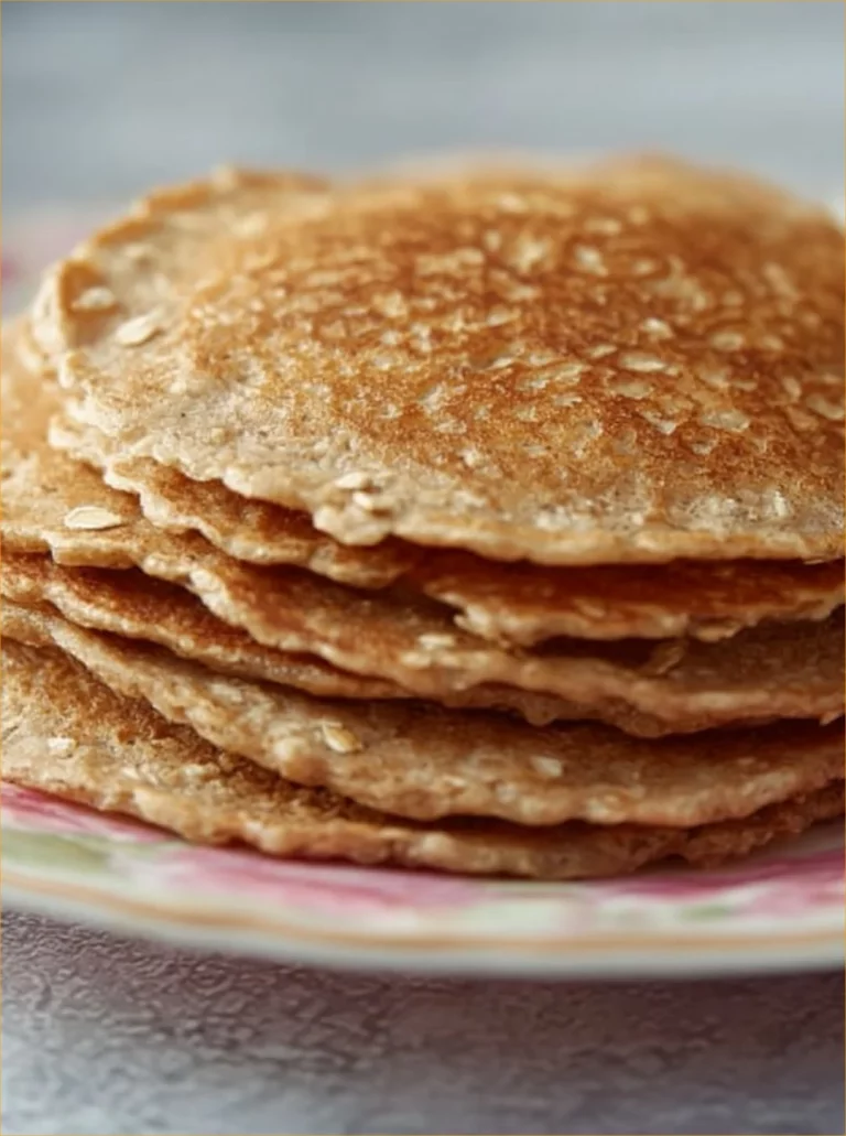 Pancake di avena serviti con frutta fresca e sciroppo d'acero