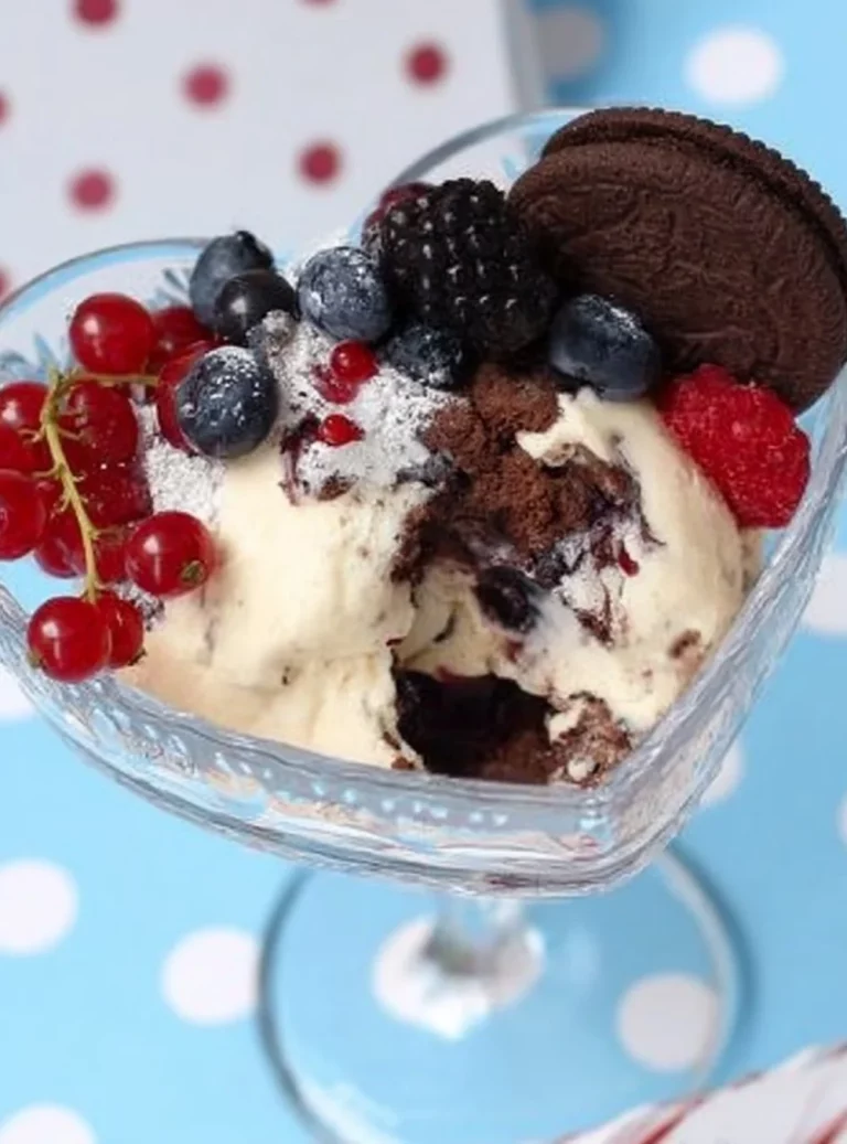Tiramisu Pan di Stelle con bacche fresche e strati cremose di mascarpone