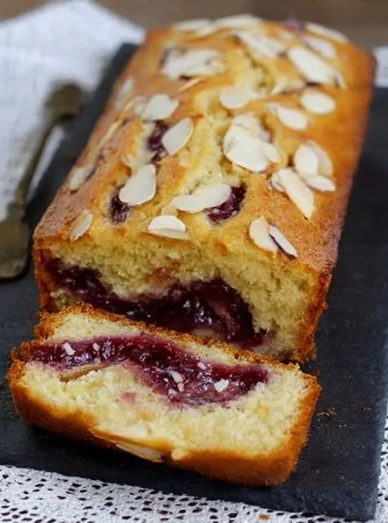 Torta di Limone con Mandorle e Marmellata di Berries su un piatto decorato