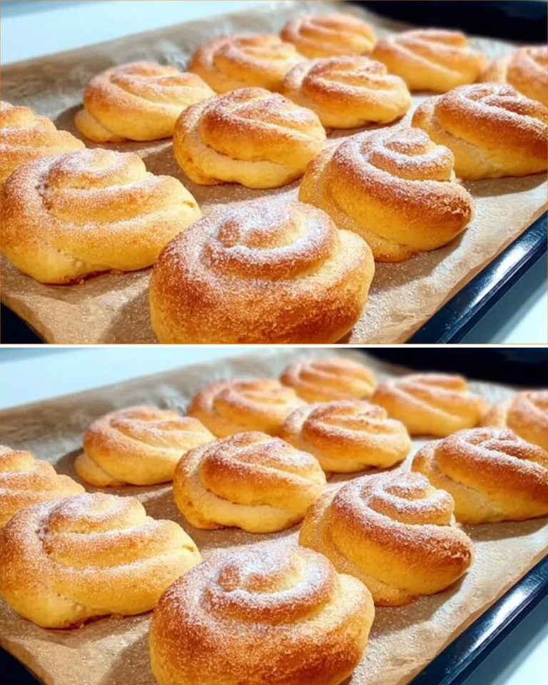 Biscotti di ricotta appena sfornati su un piatto decorativo