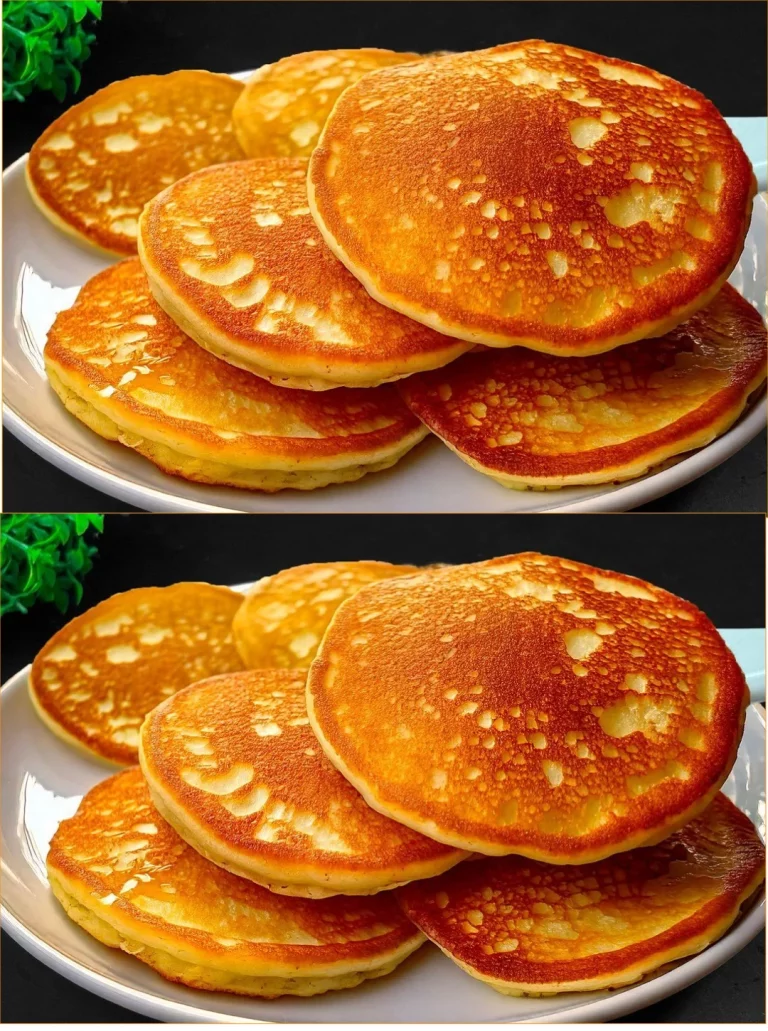 Frittelle di avena e mela appena sfornate servite su un piatto