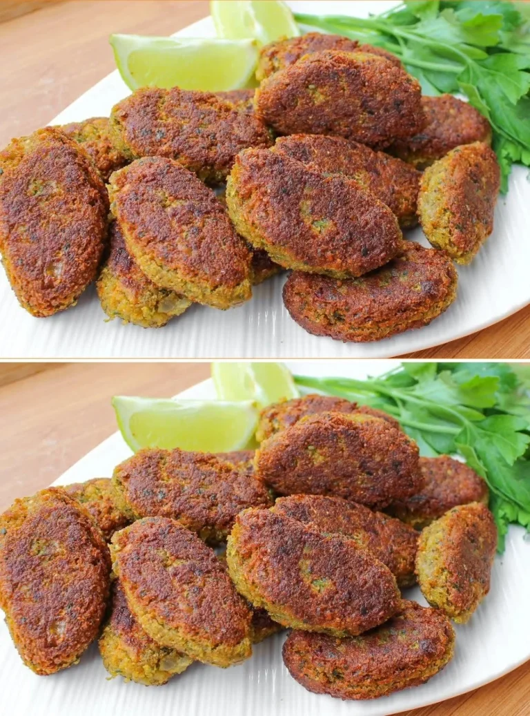 Kebabs di lenticchie rosse serviti con contorni freschi.