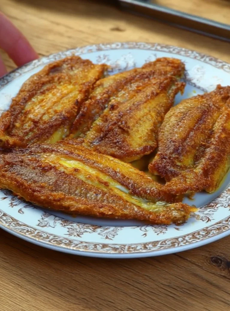Melanzane fritte croccanti servite in un piatto