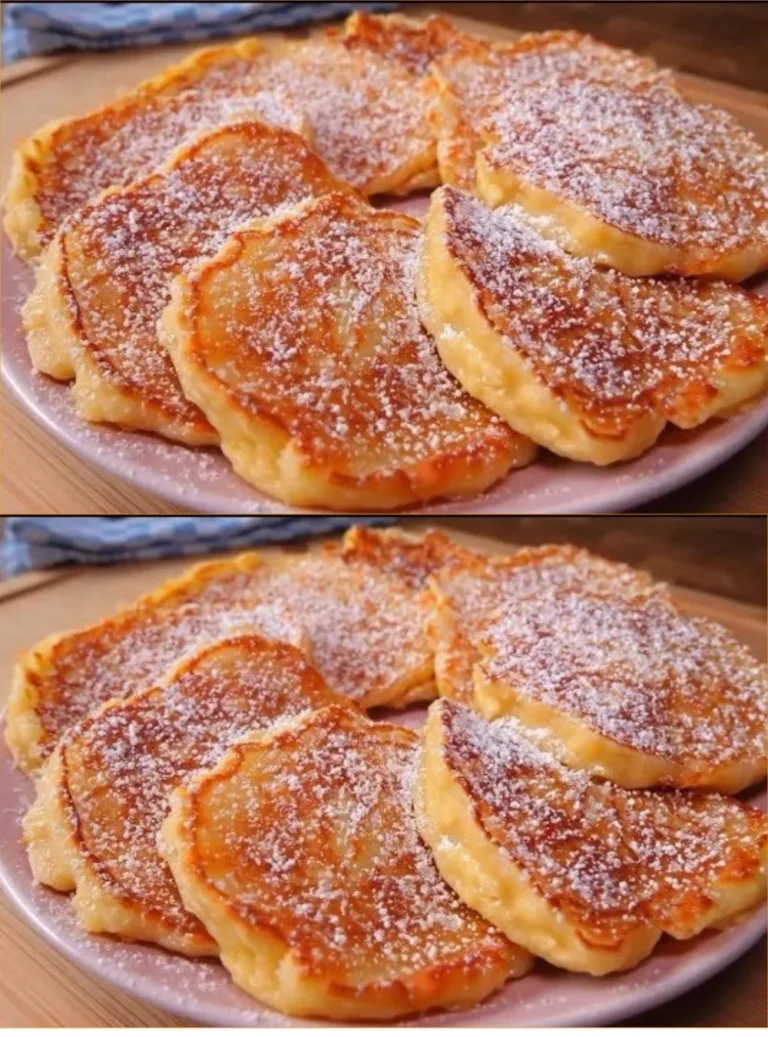 Deliziosi pancake di mele serviti con sciroppo d'acero e frutta fresca.