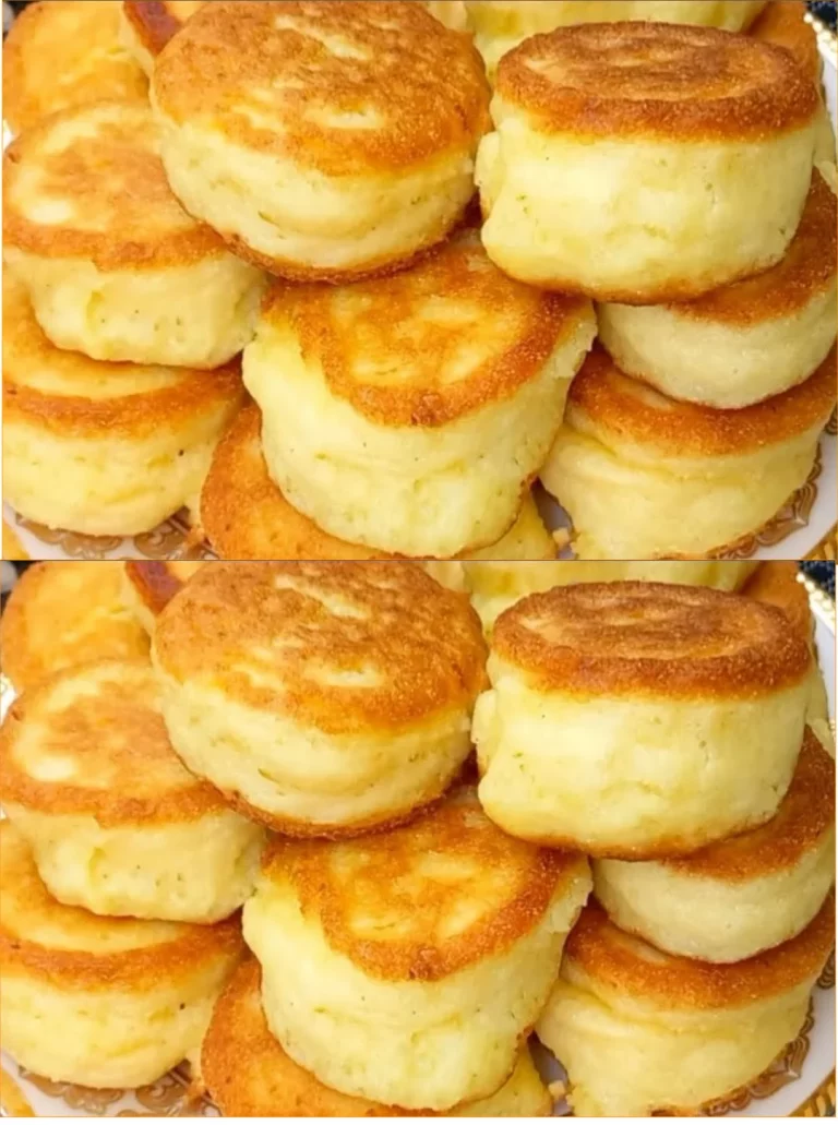 Pancake di ricotta senza farina serviti con frutta fresca