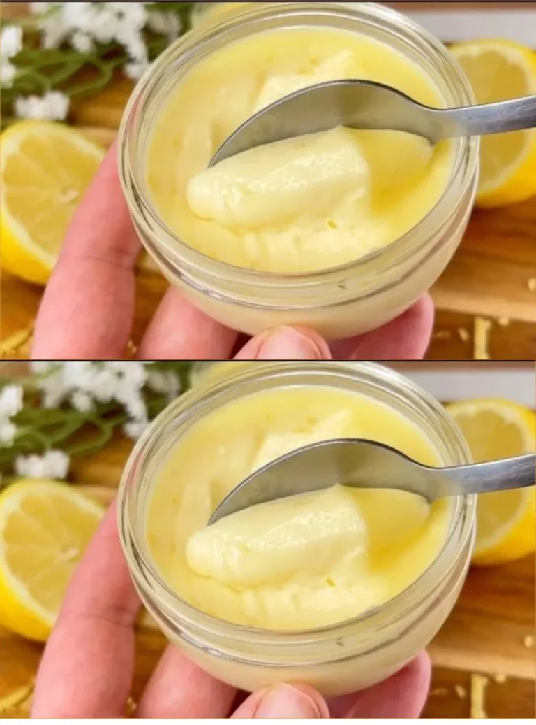 Delizioso Posset al Limone servito in un elegante bicchiere.