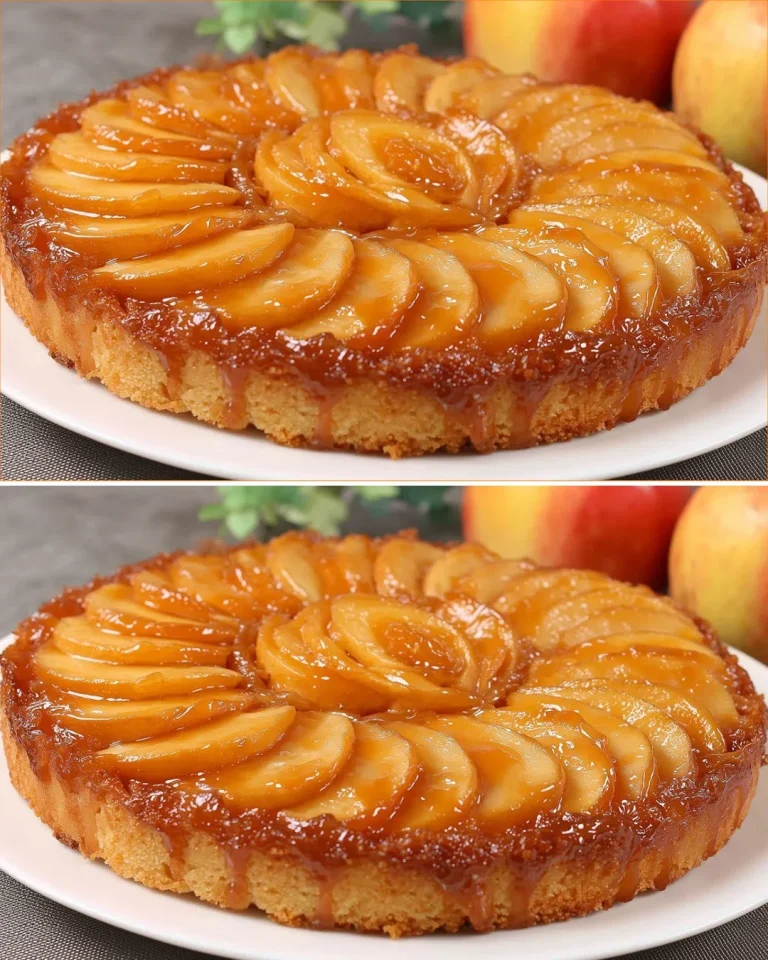 Fetta di Torta di Mele Italiana su un piatto, decorata con fette di mela.