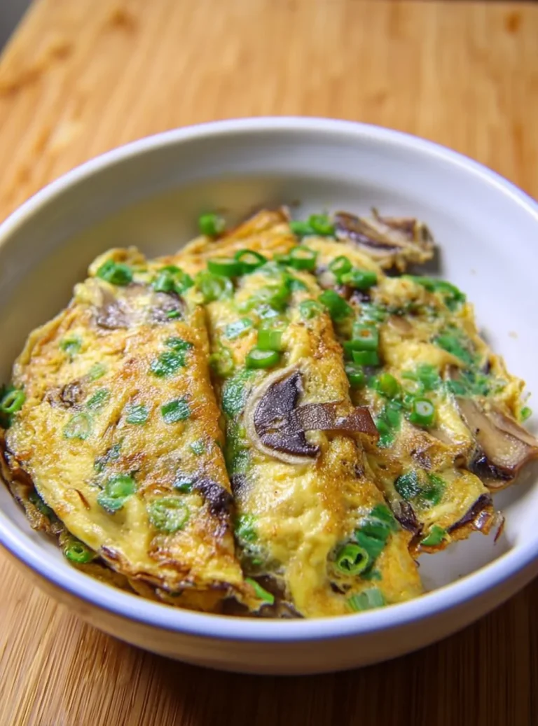 Piatto di uova e melanzane cucinato con ingredienti freschi e aromatici.