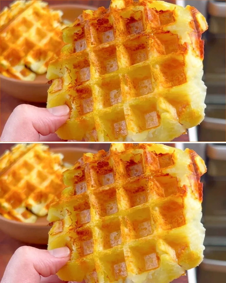 Waffle di patate croccanti serviti con salsa e guarnizioni