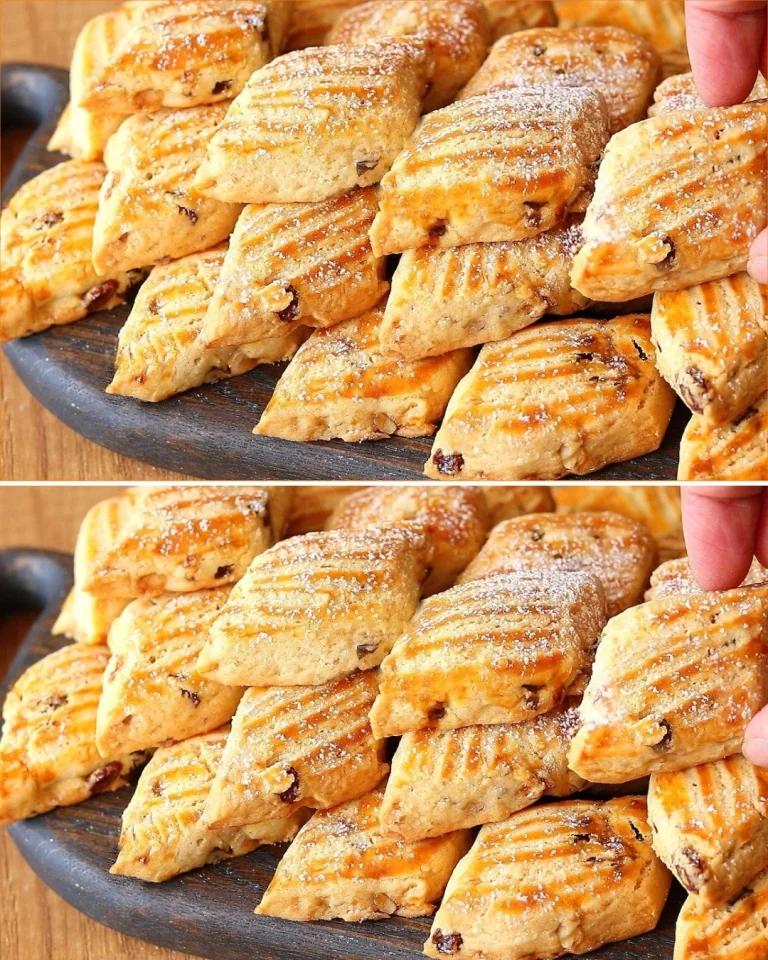 Biscotti con uva passa e noci appena sfornati su un piatto.