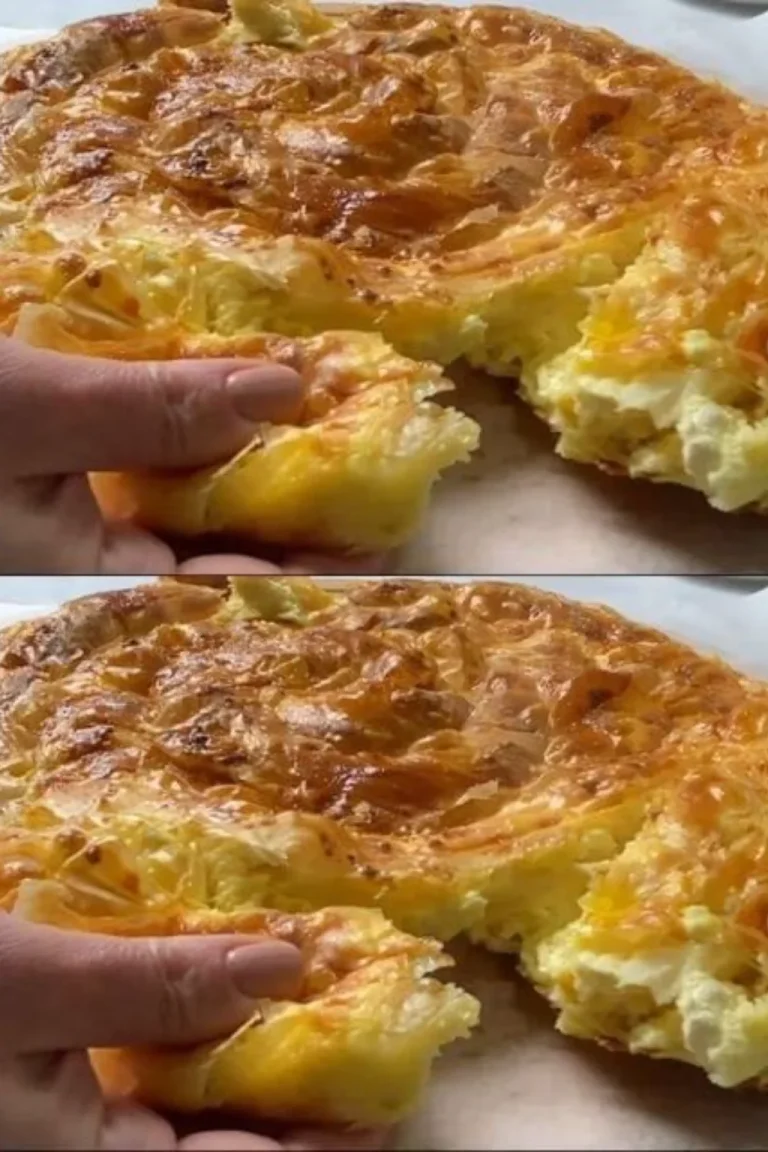 Cheesecake al forno con una decorazione di frutta fresca e salsa di caramello