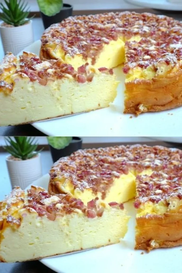 Cheesecake senza fondo decorata con frutta fresca e sottile strato di panna