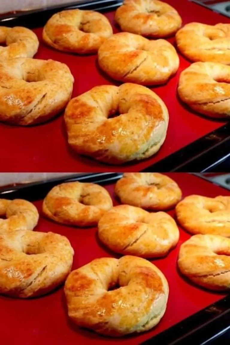Colazione morbida e deliziosa con pane fresco e marmellata