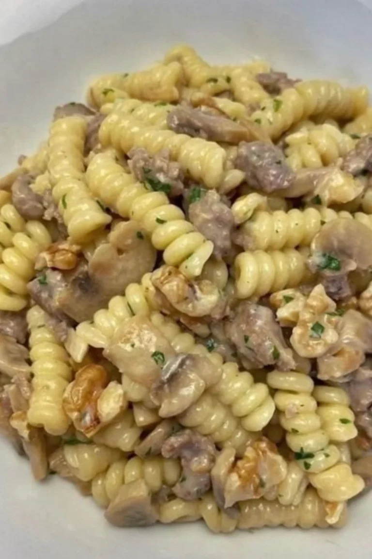 Fusilli con Salsiccia, Funghi e Noci pronti da servire