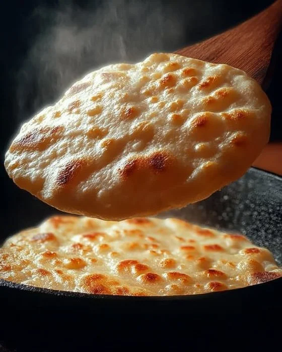 Focaccia senza lievito, leggera e soffice, perfetta per pranzi in famiglia.